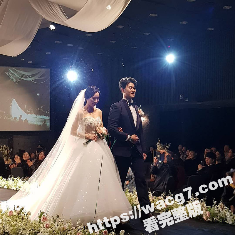 韩国高颜值美腿女神 极品身材的已婚反差婊 和渣男约炮被偷拍 看着结婚照操人妻太有感觉了