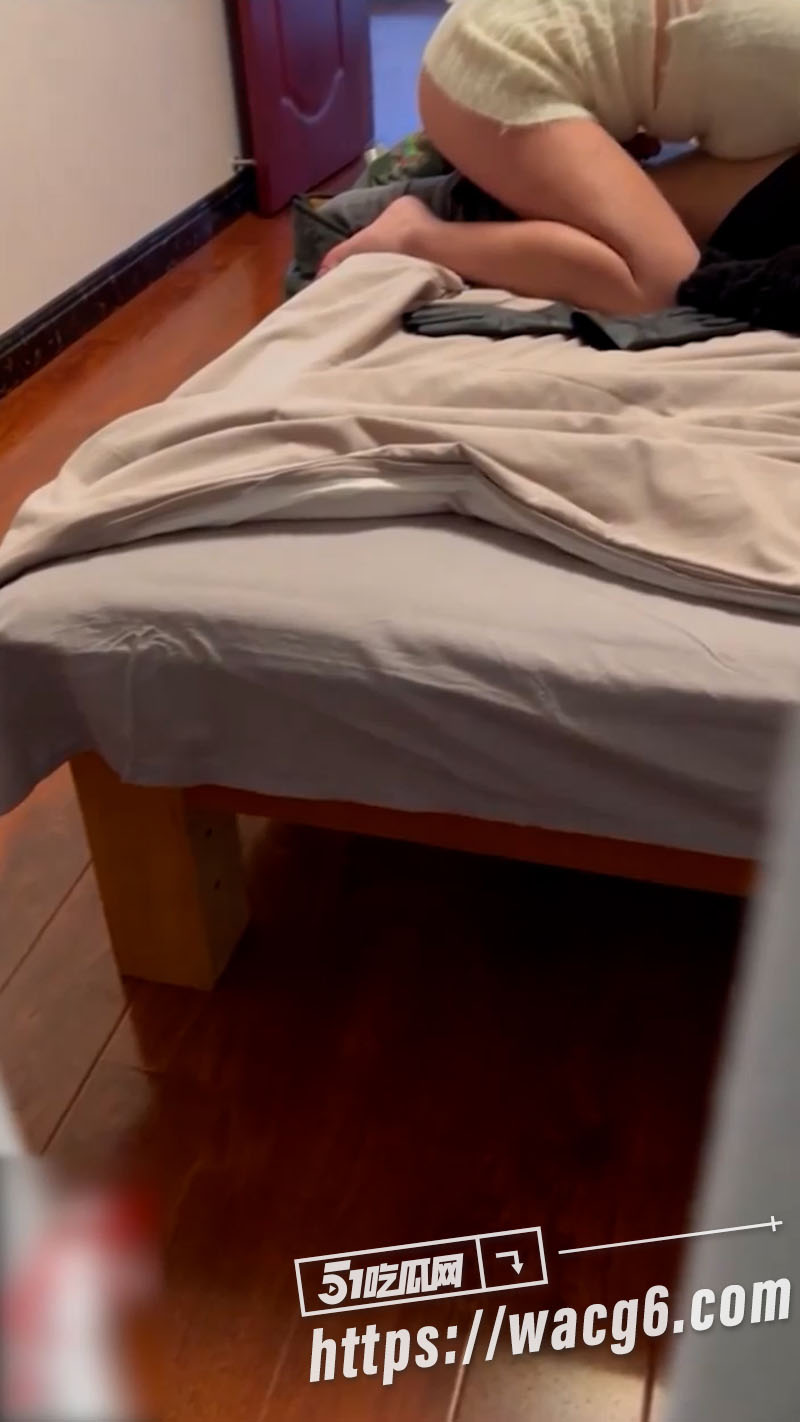 绿帽奴偷看自己老婆和别人偷情做爱 在门边一遍偷窥一遍打飞机 这比坐旁边看要刺激多了