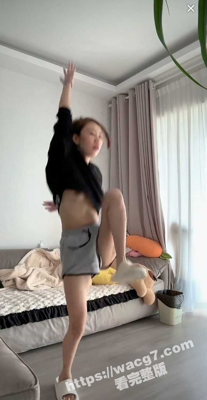抖音土豆丝土豆片挂真空上直播 激情运动跳操奶子在衣服晃动 万人在线观看她的两奶子