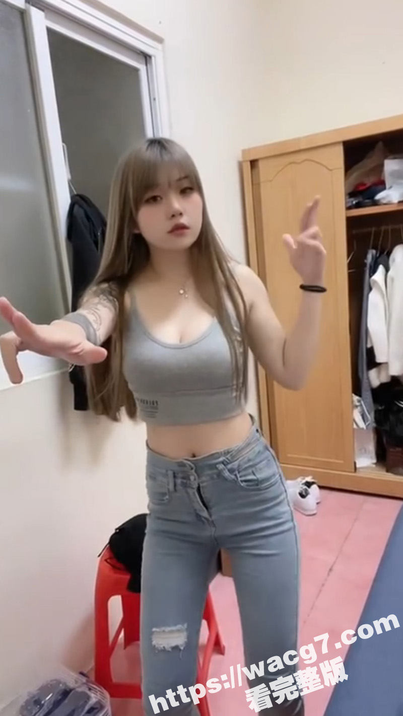 湾湾花臂纹身妹宋欣怡 细腰长腿大奶学生妹 颜值甜美可人 和男友裸聊自慰 结果视频被渣男曝光
