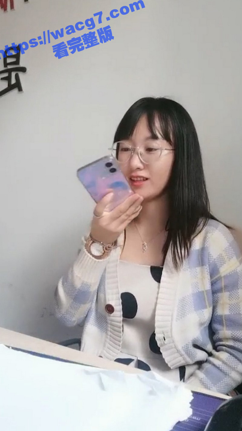 云南昆明的老师 卖身还贷 在办公室就开始自摸自慰了 看这样子是非常喜欢暴露给大家看啊！