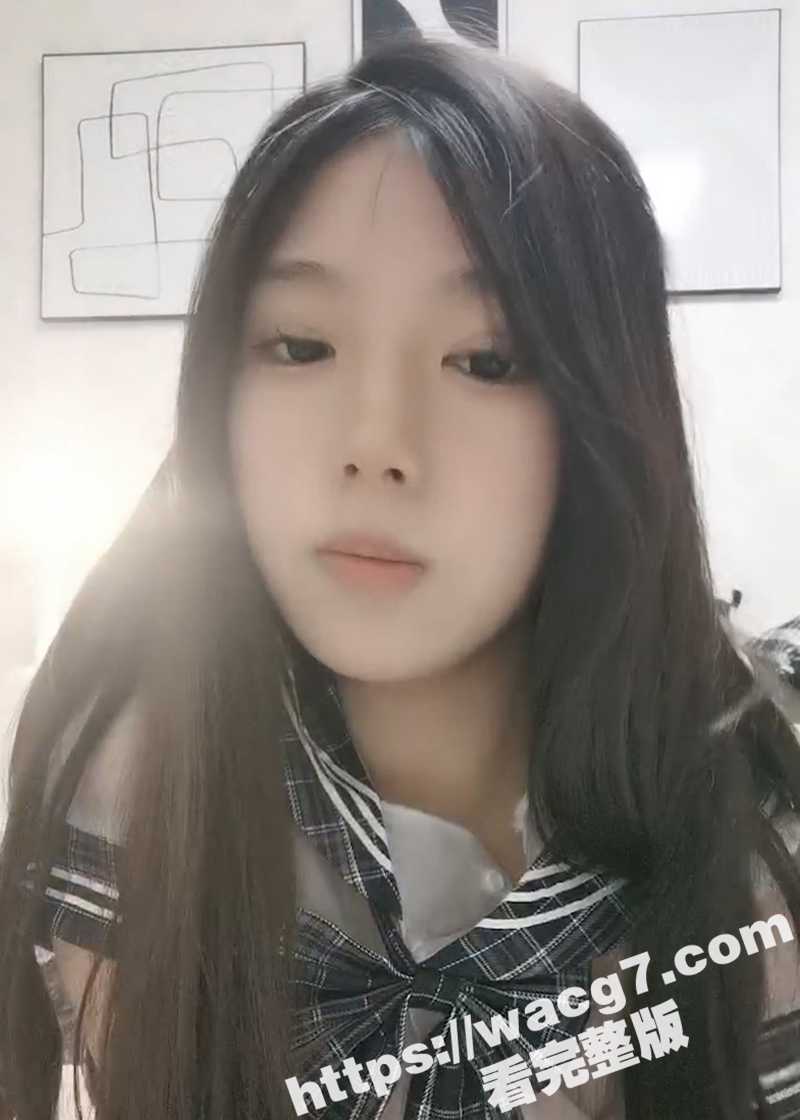 河北19岁反差学妹 黄茜妮 带上黑框眼镜与JK制服下海直播！翘起顶级大肥臀自慰扣穴 少女身体独有的骚劲让人移不开视线！