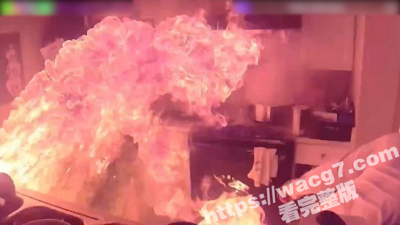国外穿着情趣内衣做饭相关图片