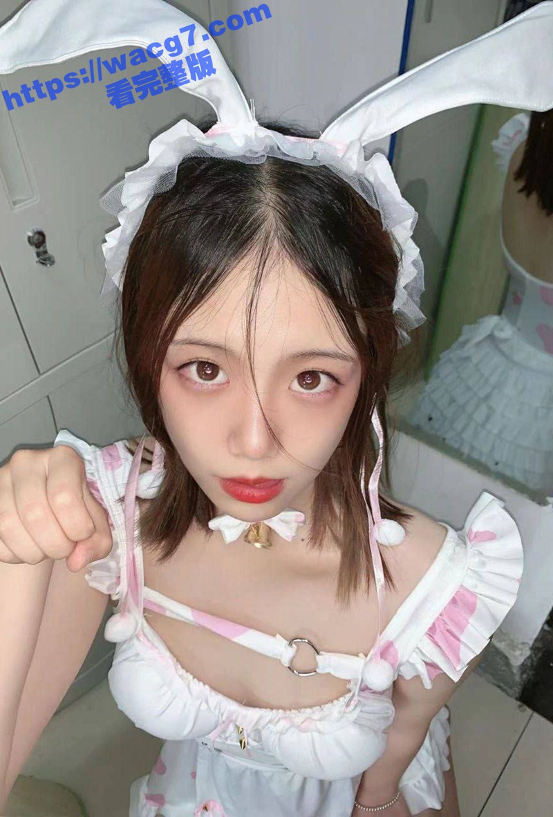 十分反差清纯眼镜学生妹 兔女郎情趣诱惑性感撩人 黑丝大屁股被操到狂叫“不要”！