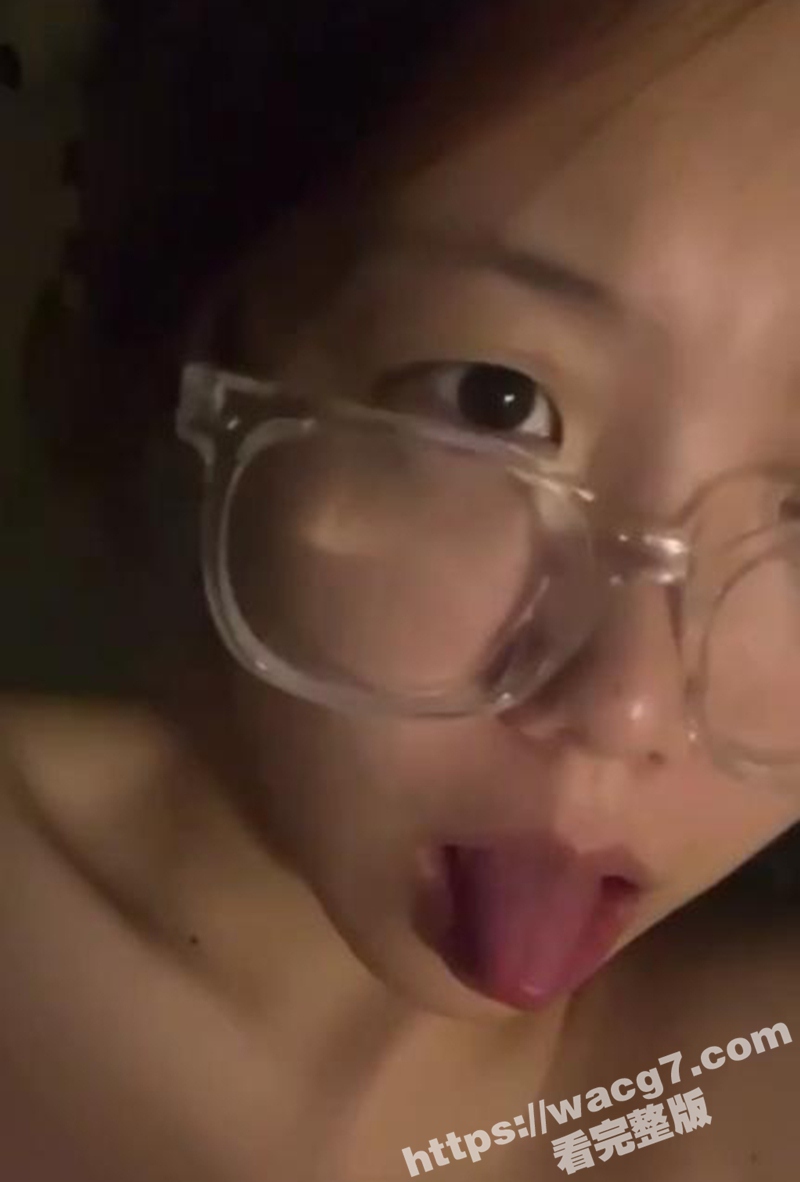 十分反差清纯眼镜学生相关图片