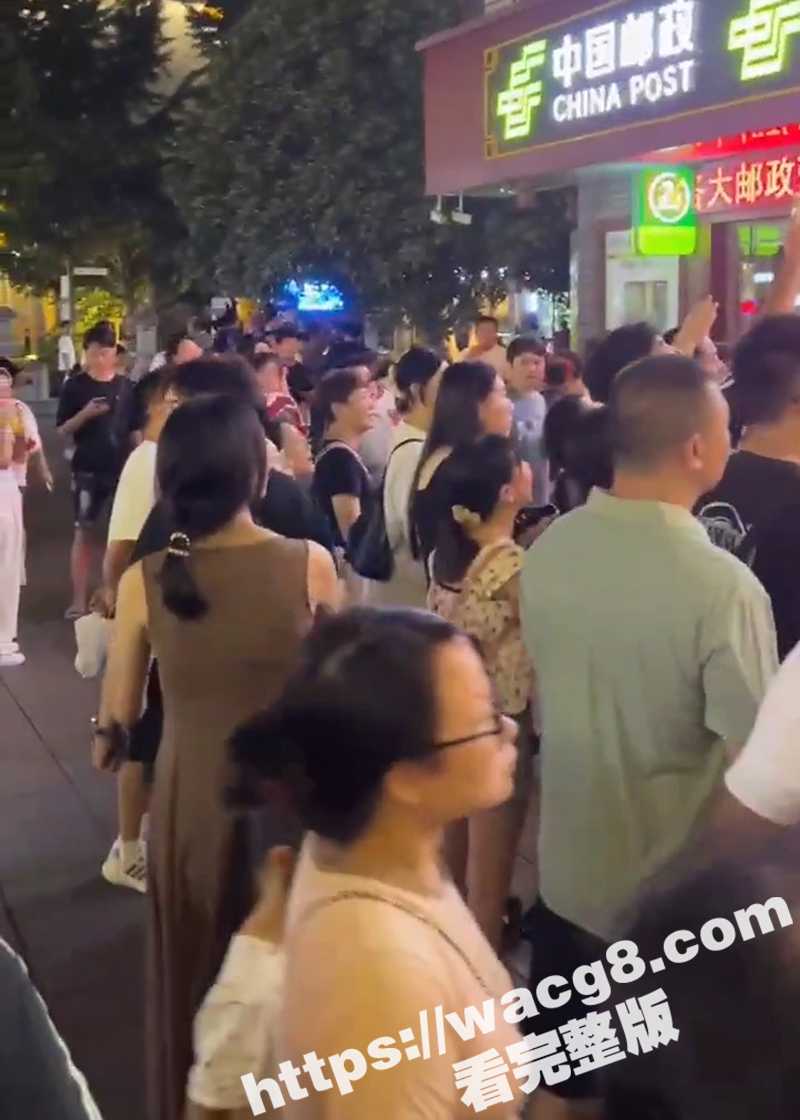 襄阳古城 68岁老登相关图片