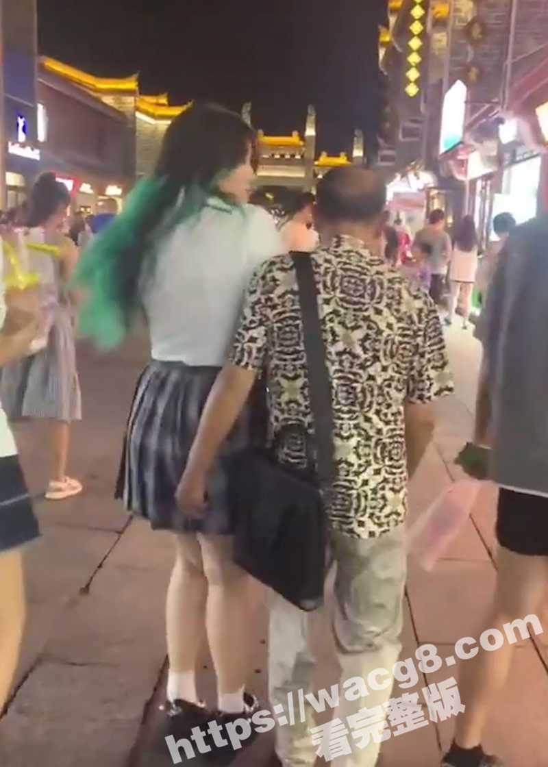 襄阳古城 68岁老登大庭广众 摸女孩的隐私部位！豪横大喊 “摸一千个人都没人能管得了他”！
