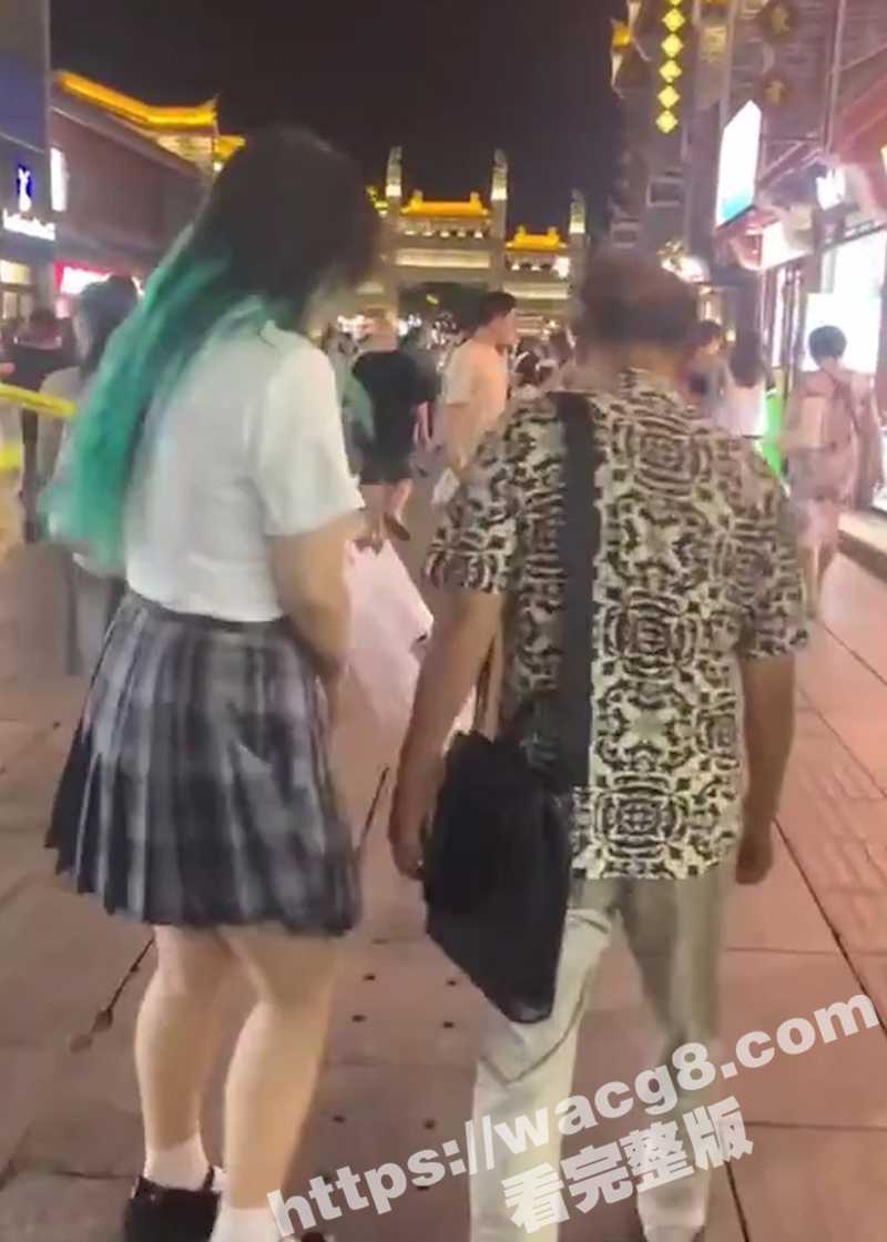 襄阳古城 68岁老登相关图片