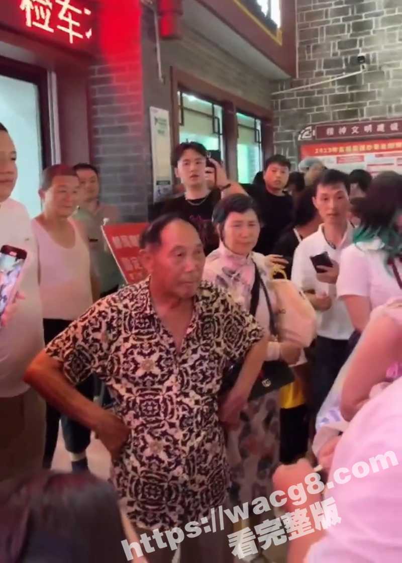 襄阳古城 68岁老登相关图片