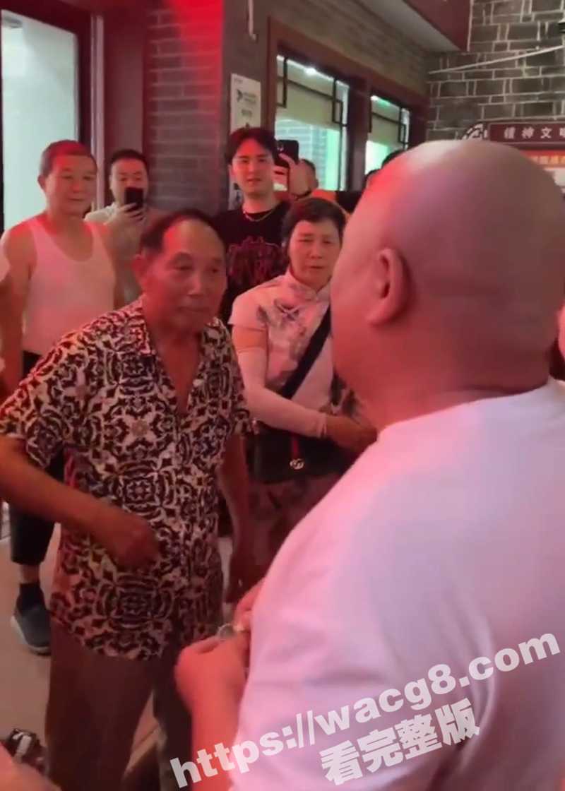襄阳古城 68岁老登相关图片
