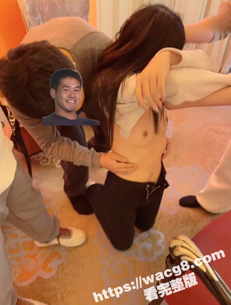 极品身材小母狗 被主人带到酒店调教 一边吃饭一边享受小母狗的桌下口活 多人输出给小母狗操到高潮