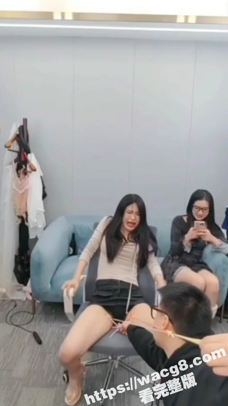 低俗直播间 长腿美女弹弓打逼 都给美女抽哭了 这惩罚力度看着就刺激 不过这腿是真又白又长啊