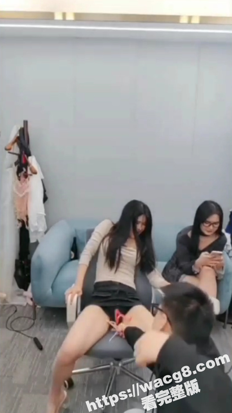 低俗直播间 长腿美女相关图片