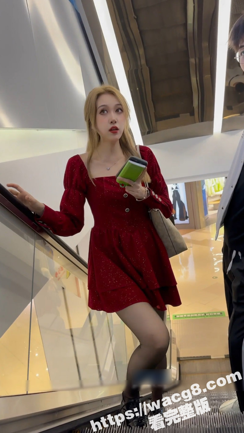 偷拍大神街头尾随 抄底性感连衣裙黑丝美女 身材很棒颜值超高的小姐姐 灰色丁字裤一看就是内骚型的