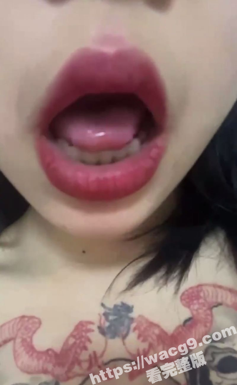 全身纹身的精神小妹被几位大哥轮番上阵干在地上趴着 最后实在没力气了被大哥抗到床上去！