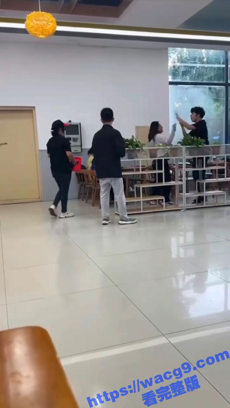 高校女学生用纸占位 相关图片