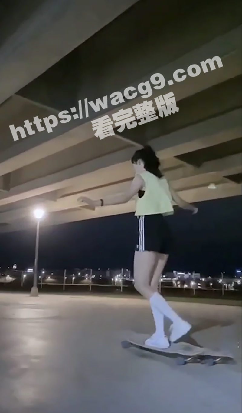 滑板少女子瑜跟男朋友相关图片