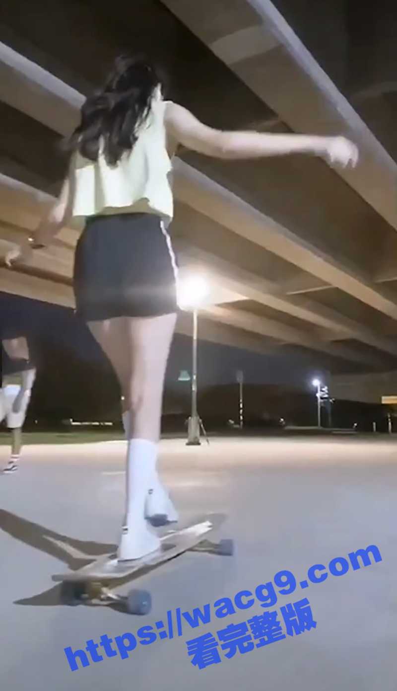 滑板少女子瑜跟男朋友相关图片