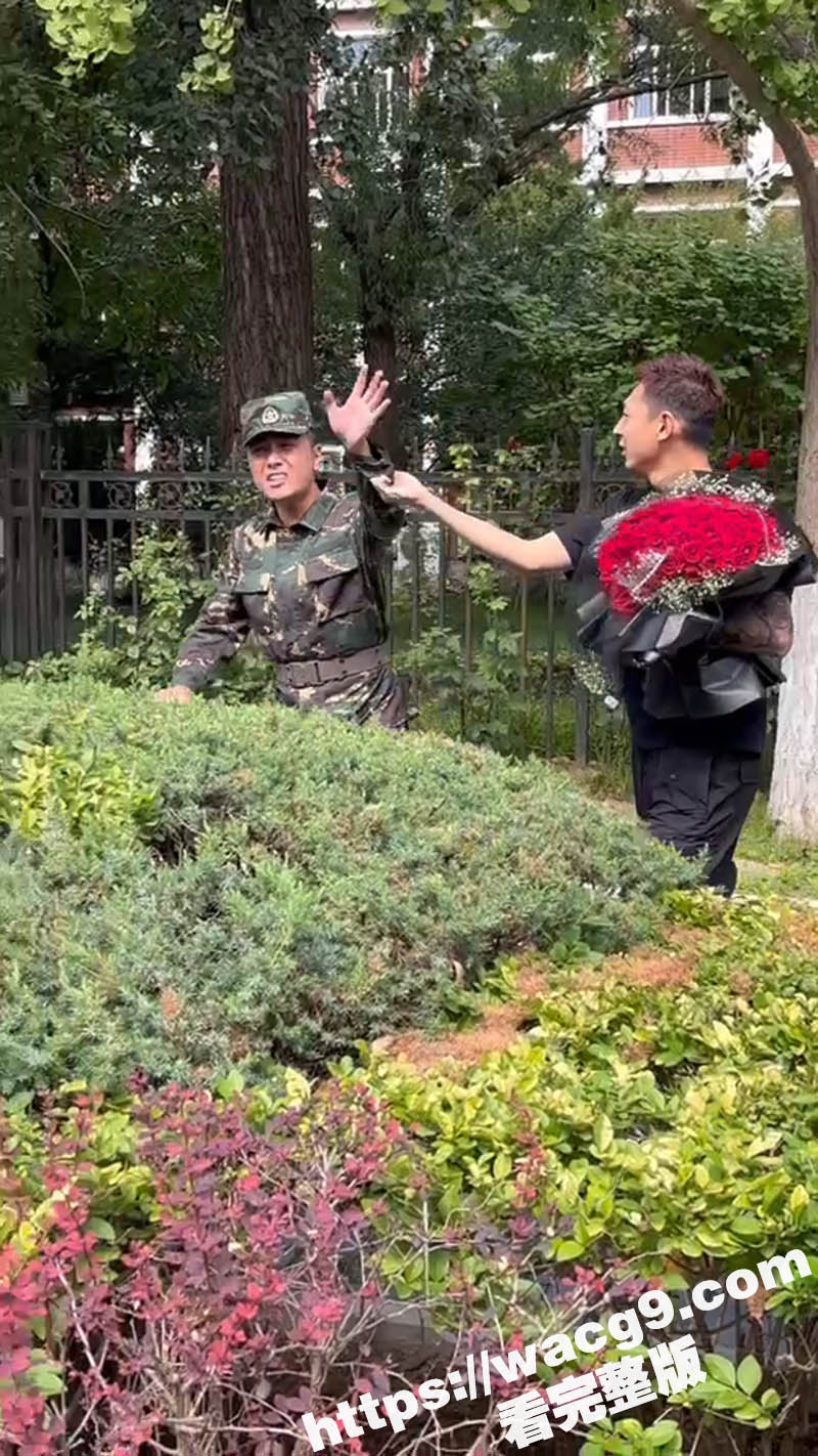 大一男新生表白教官 现场同学都在起哄 男同学抱着玫瑰花 向心仪的教官表白被拒 教官表示我不玩这个