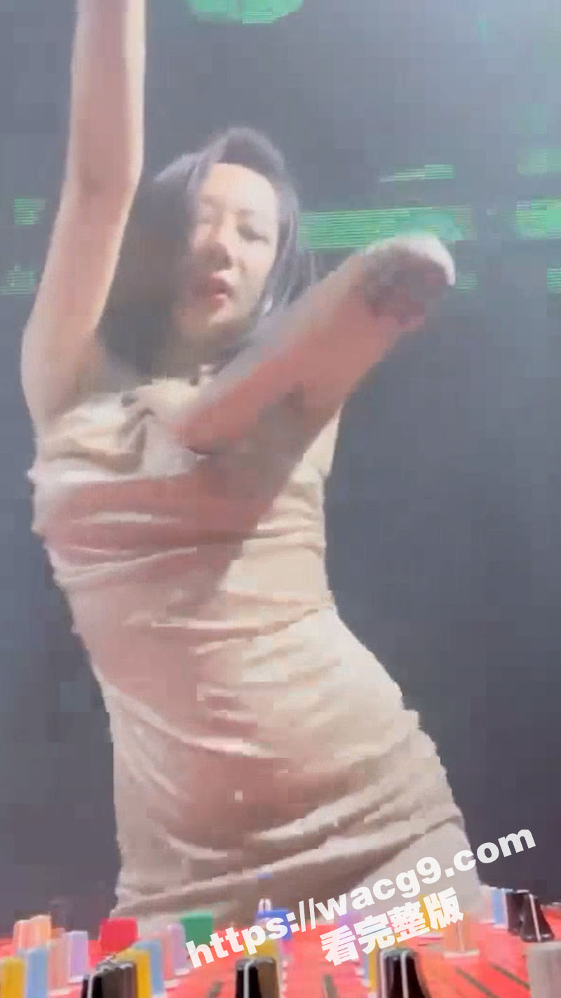 深圳酒吧狂野巨乳网红女DJ欲许愿池上班带跳蛋跳舞 下班对镜抠逼自慰到抽搐