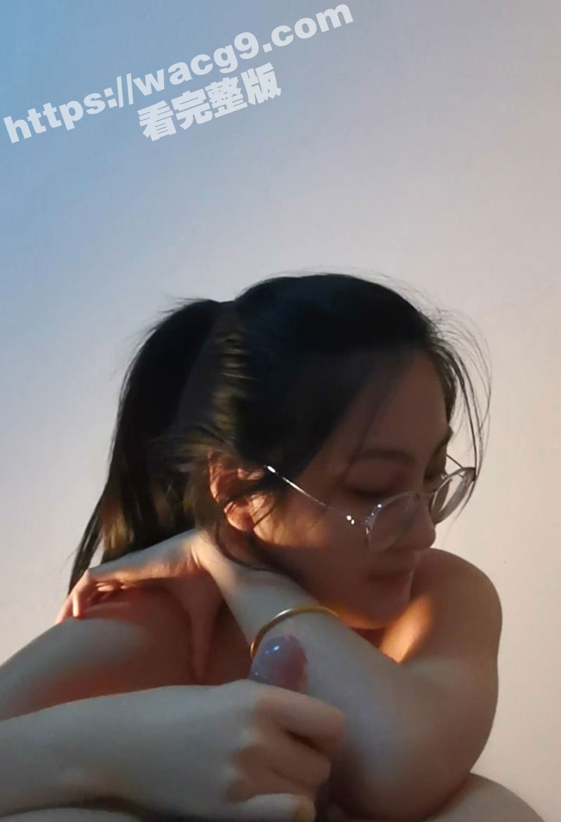 高颜值饥渴眼镜熟女居相关图片