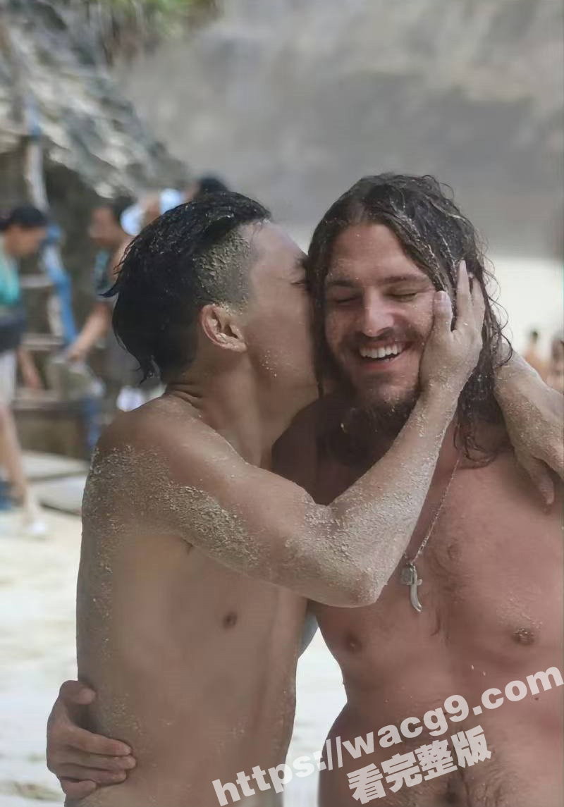 印度尼西亚 一名四川小伙海边被浪冲走险窒息 危机时刻一名外国长发友人化身“海王”成功营救该小伙