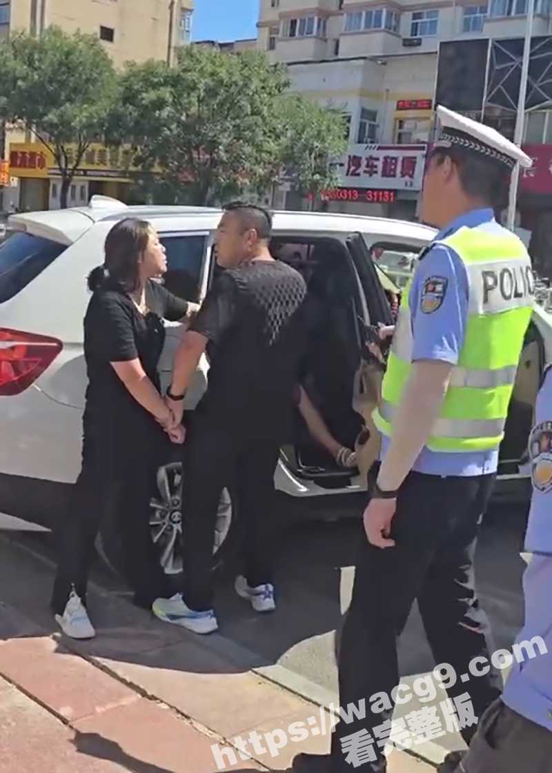 小三街头被原配暴打！全程被原配抓着头发暴击不敢反击！小三身材真好！难怪勾引的有妇之夫神魂颠倒的！