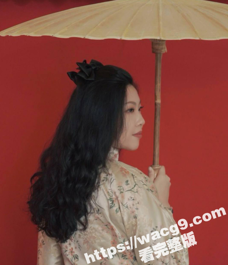 在美留学生刘诗彤 身材很棒的极品骚货 长期给人当M 各种私下自虐 吞精饮尿随意露出 真是够骚的