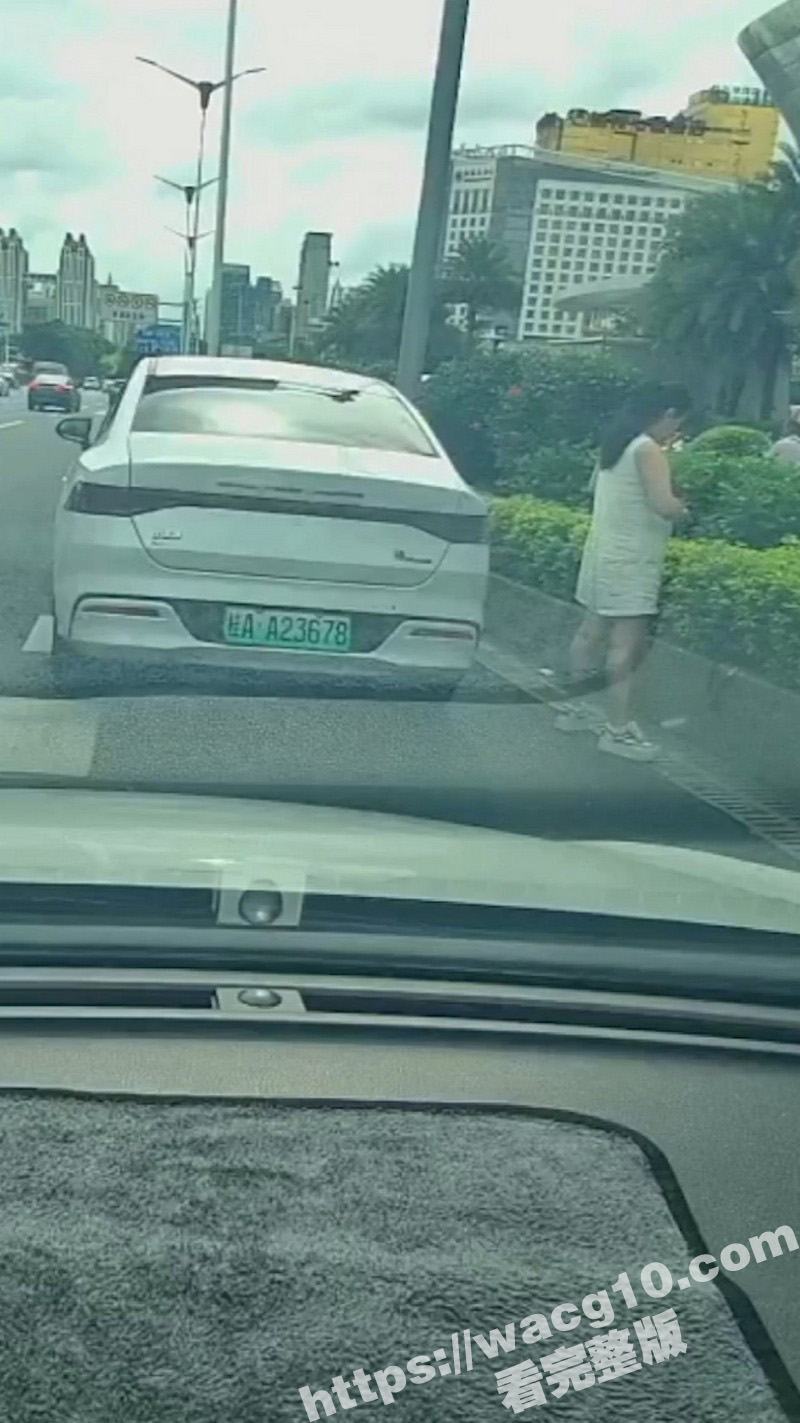 广西南宁街边一女子从相关图片