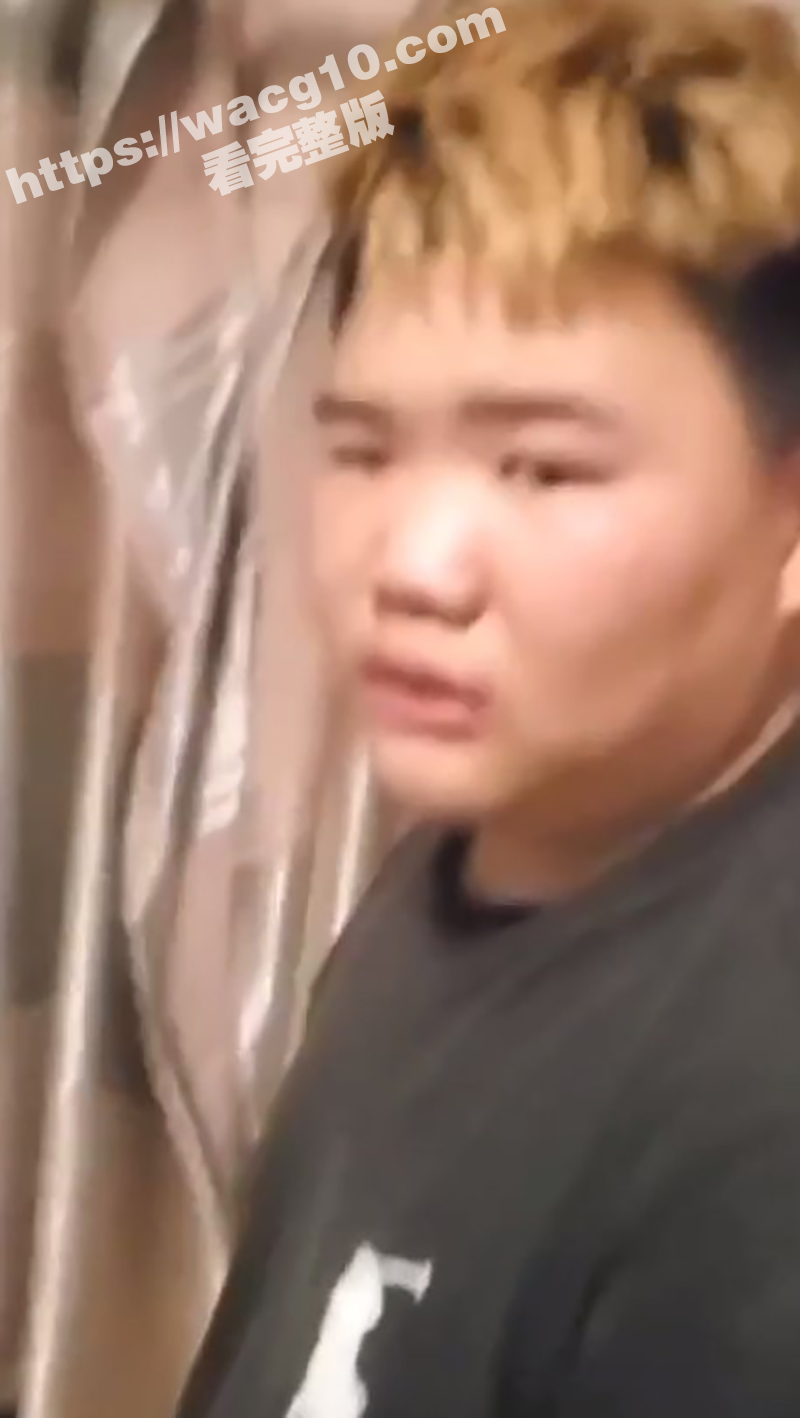 黄毛精神小伙偷吃邻家妹妹 被对方家长发现后 虽然没被家长抓奸 但是遭到无情殴打！