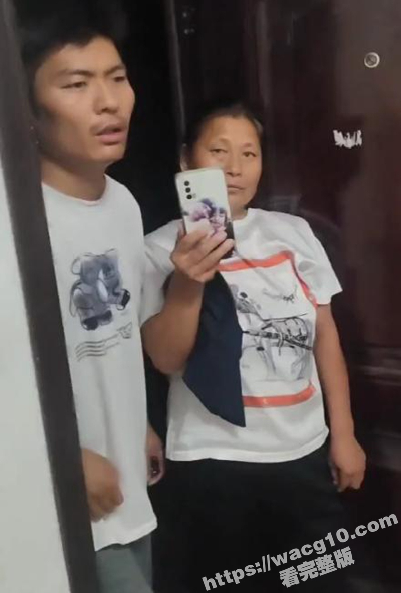 被抓奸了怎么办？ 在线等 男子约炮少妇被老公婆婆抓奸 淡定录视频让人哭笑不得！