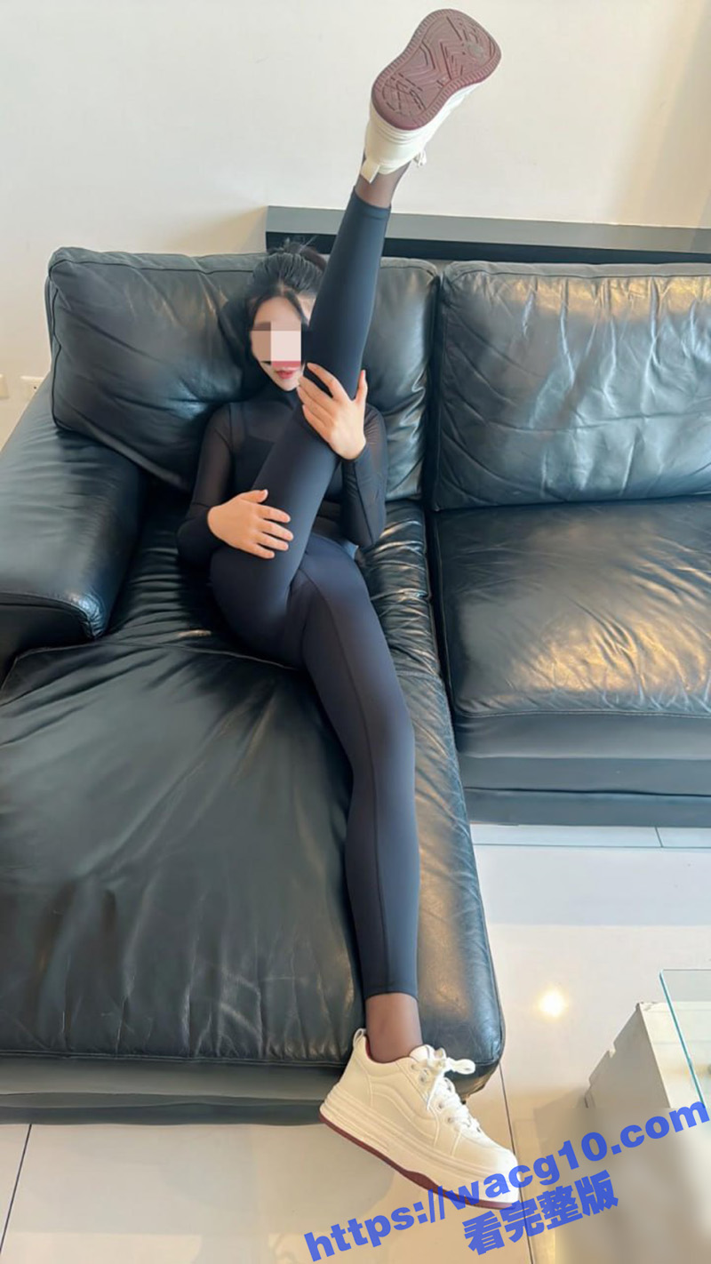 姐姐生日当天 穿开档丝袜逛街 在楼梯就地爆操 回家后入边插边喷 这身材太顶了