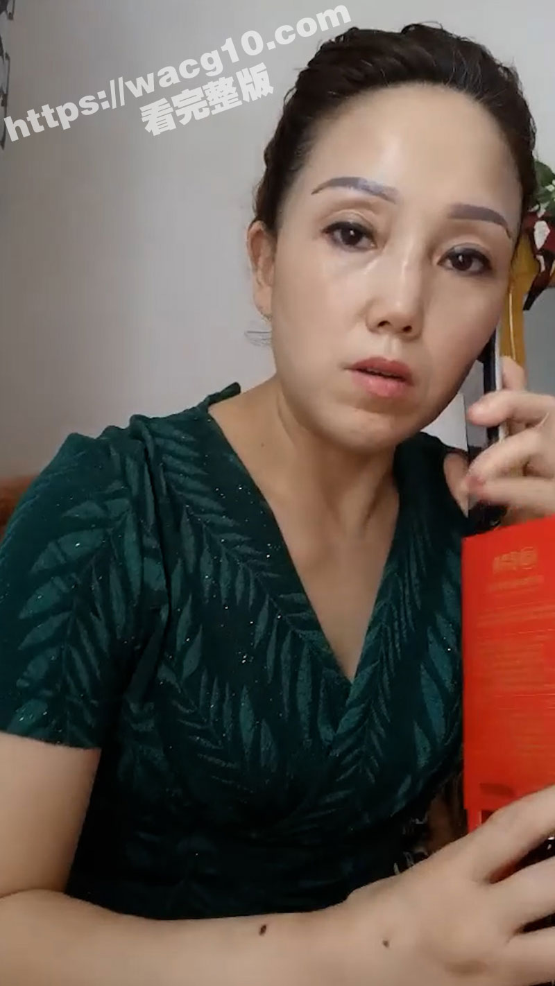 风骚的老熟女保养的还不错镜头前发骚挣外快 全程露脸大黑蝴蝶逼特写展示 情趣黑丝袜自己玩奶子
