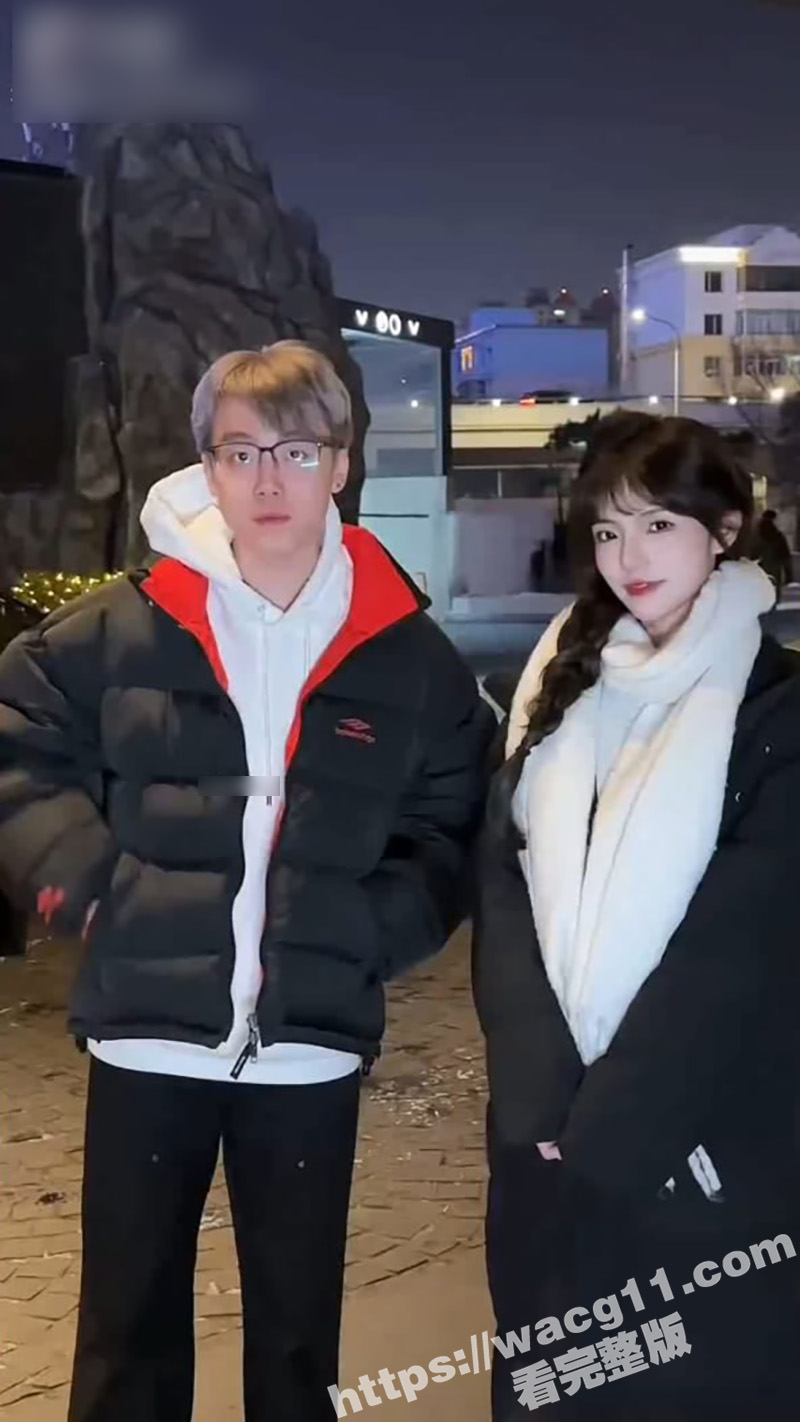 极品网红女神六花 曾与陈泽共拍短视频 私下却是骚逼母狗 舔脚滴蜡多人群p 反差感极大