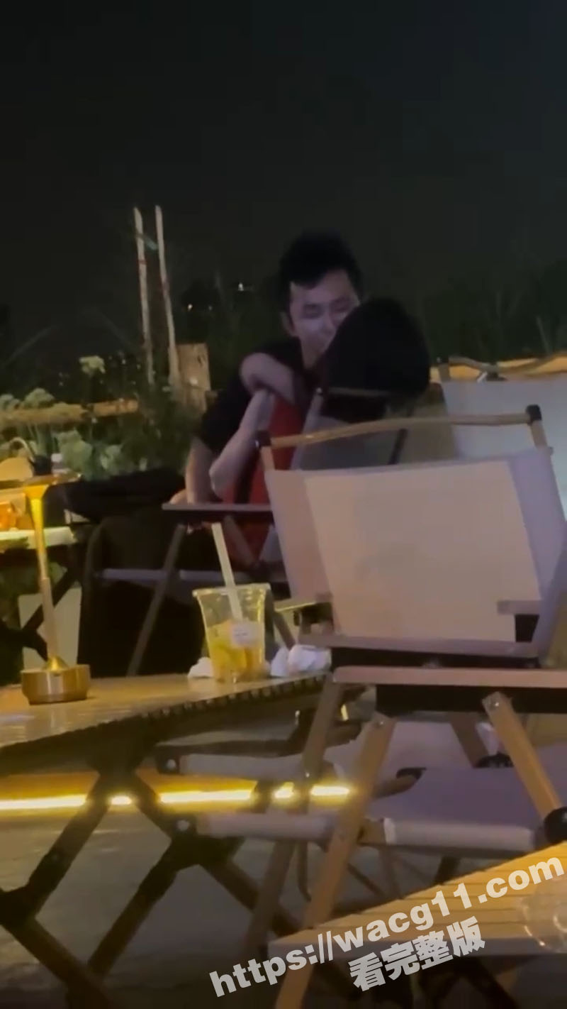 看着对面姐妹躺着被服相关图片