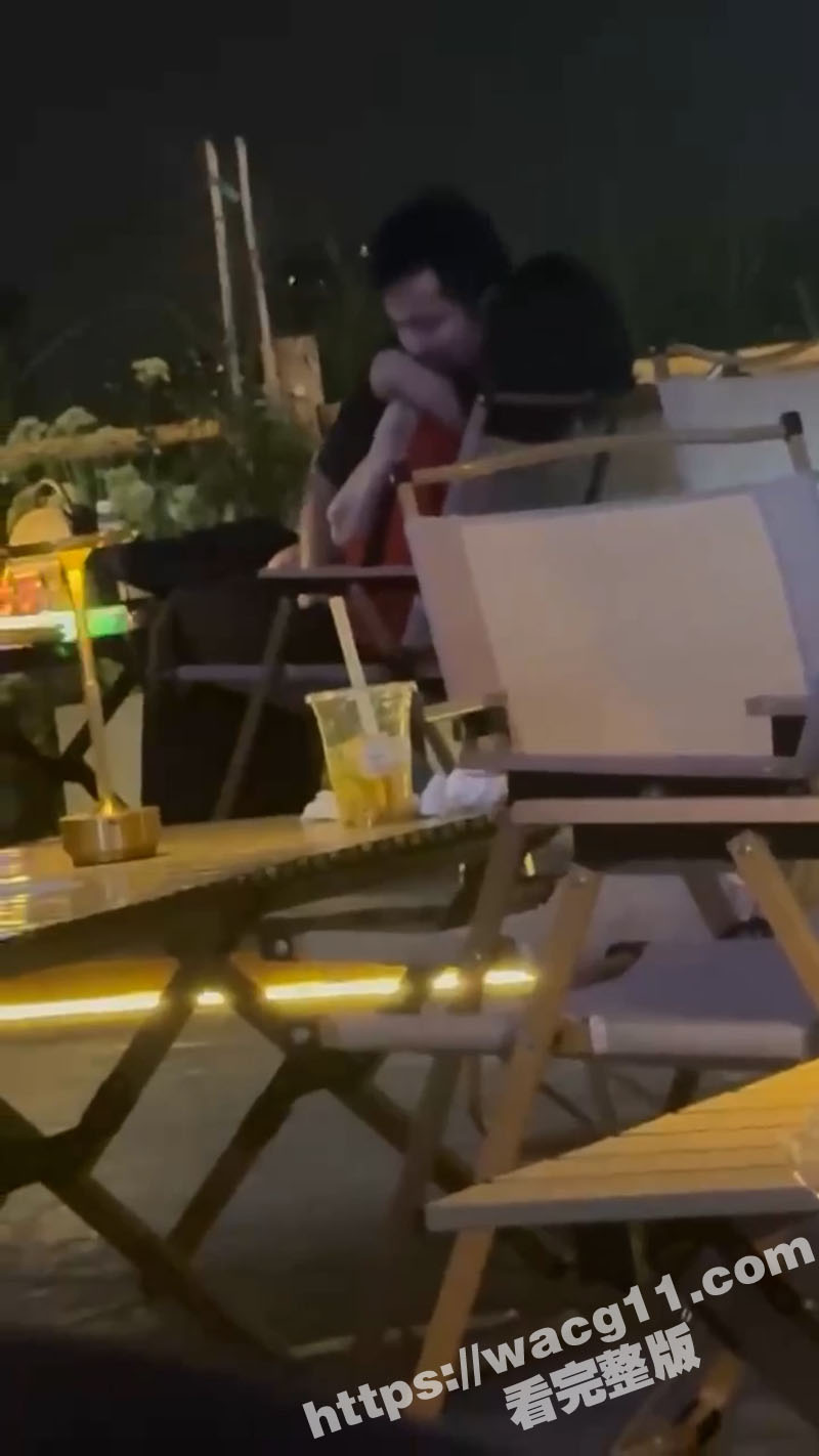 看着对面姐妹躺着被服相关图片