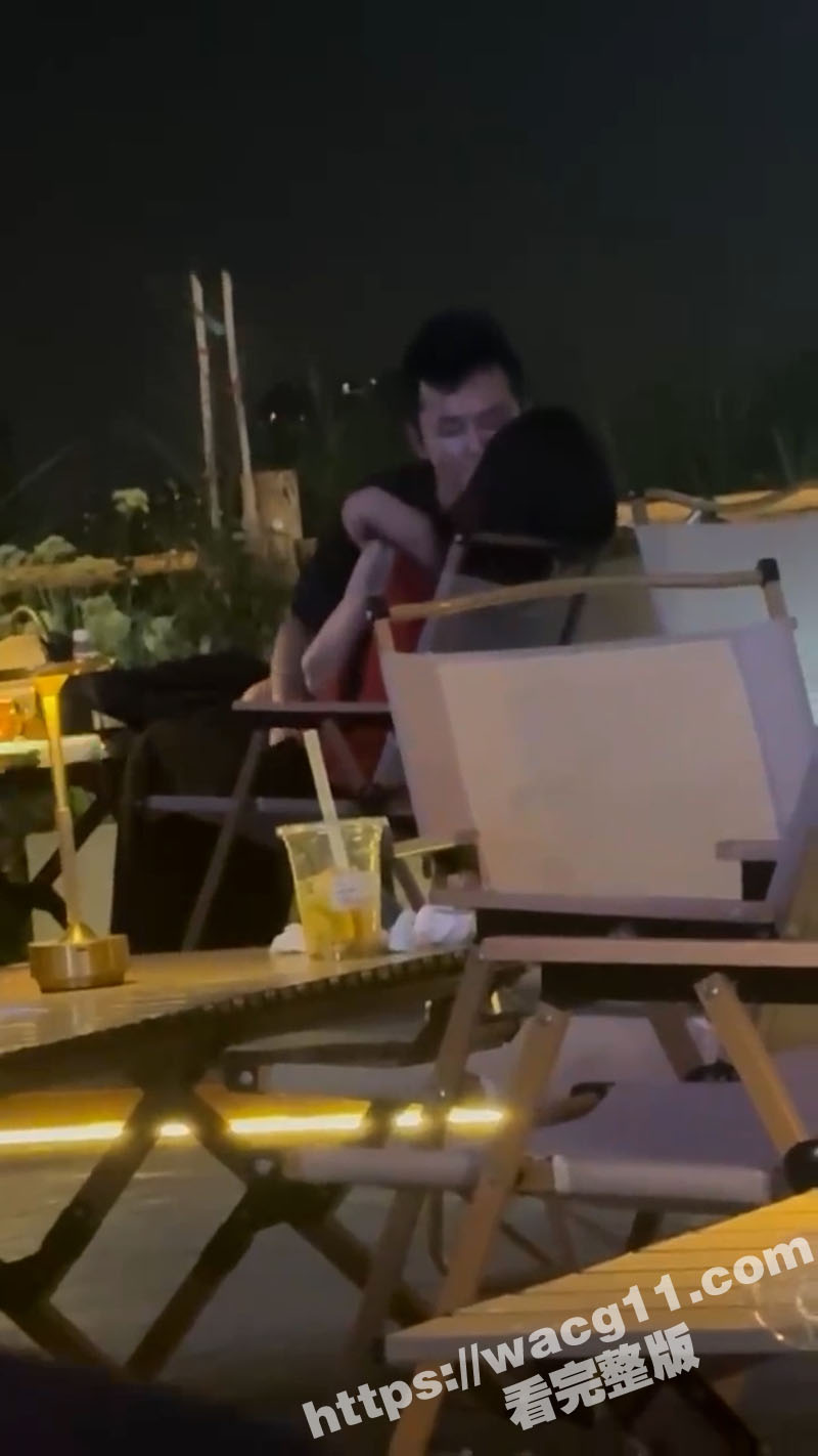 看着对面姐妹躺着被服相关图片