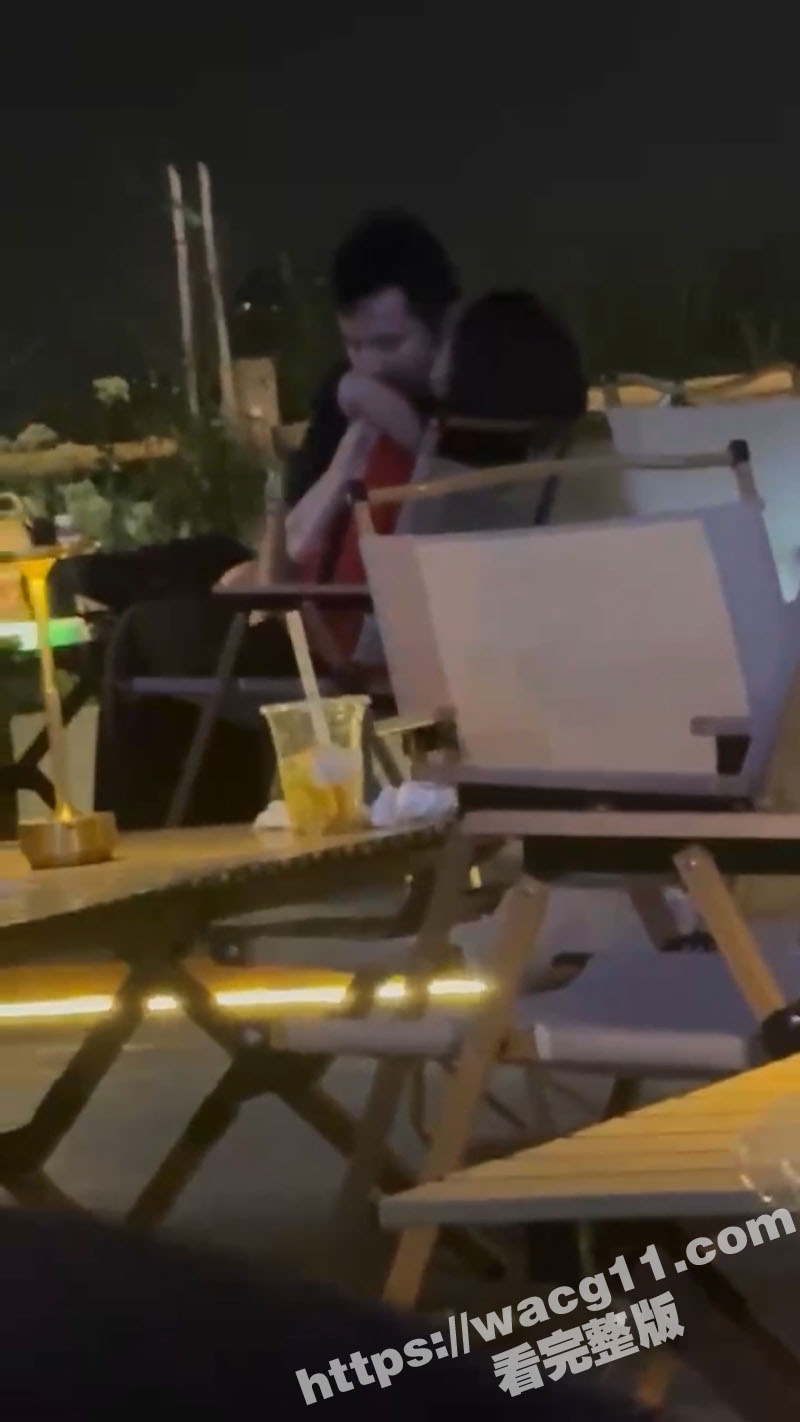 看着对面姐妹躺着被服相关图片