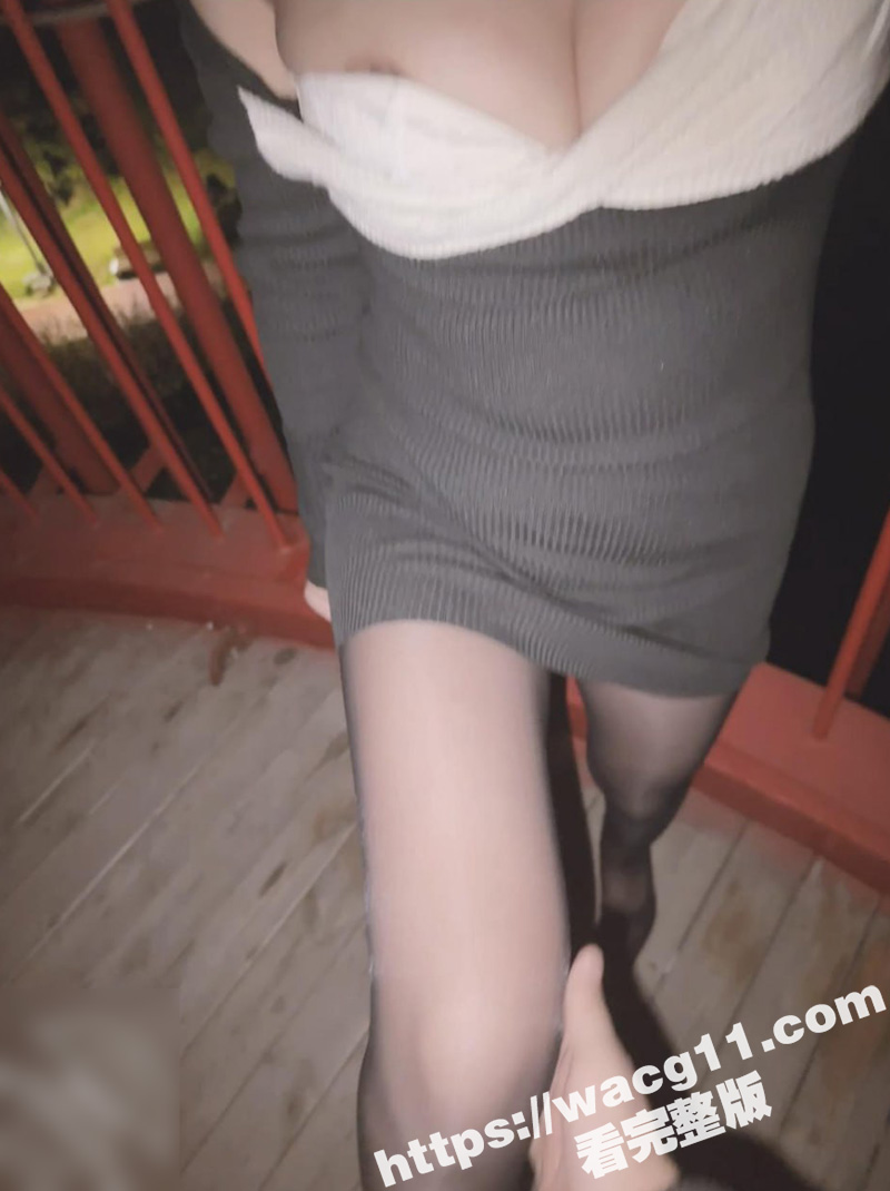 乱伦大神野战亲妹妹 性感大奶妹妹 穿低胸装配黑丝一起逛公园 拉到树林直接扯开后入 太刺激了