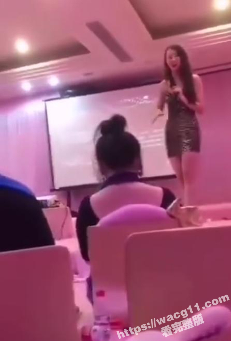 叫床技巧公开课 快让你的对象来学 女司机课堂现场 带着几十位少妇一起叫床现场呻吟一片 听得我都受不了！