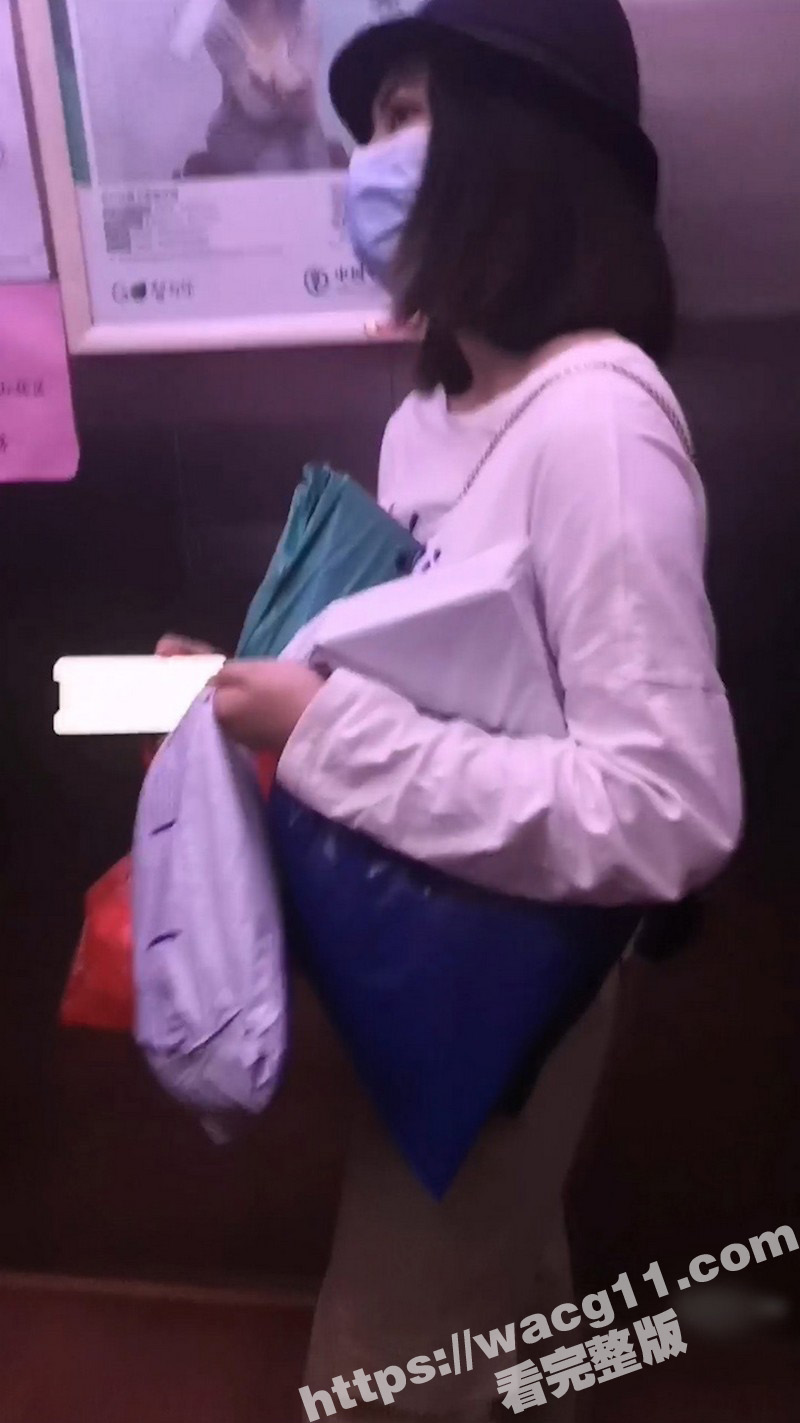 经典中的经典流出！恋鞋爱好者真实尾随跟踪各路美女少妇 将精液射入她们鞋子中！