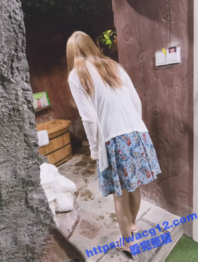 跟亲妹妹去专业情趣酒店开房 秋千上面做爱 教会妹妹解锁性爱新姿势 最后暴力抽插妹妹淫水直喷！