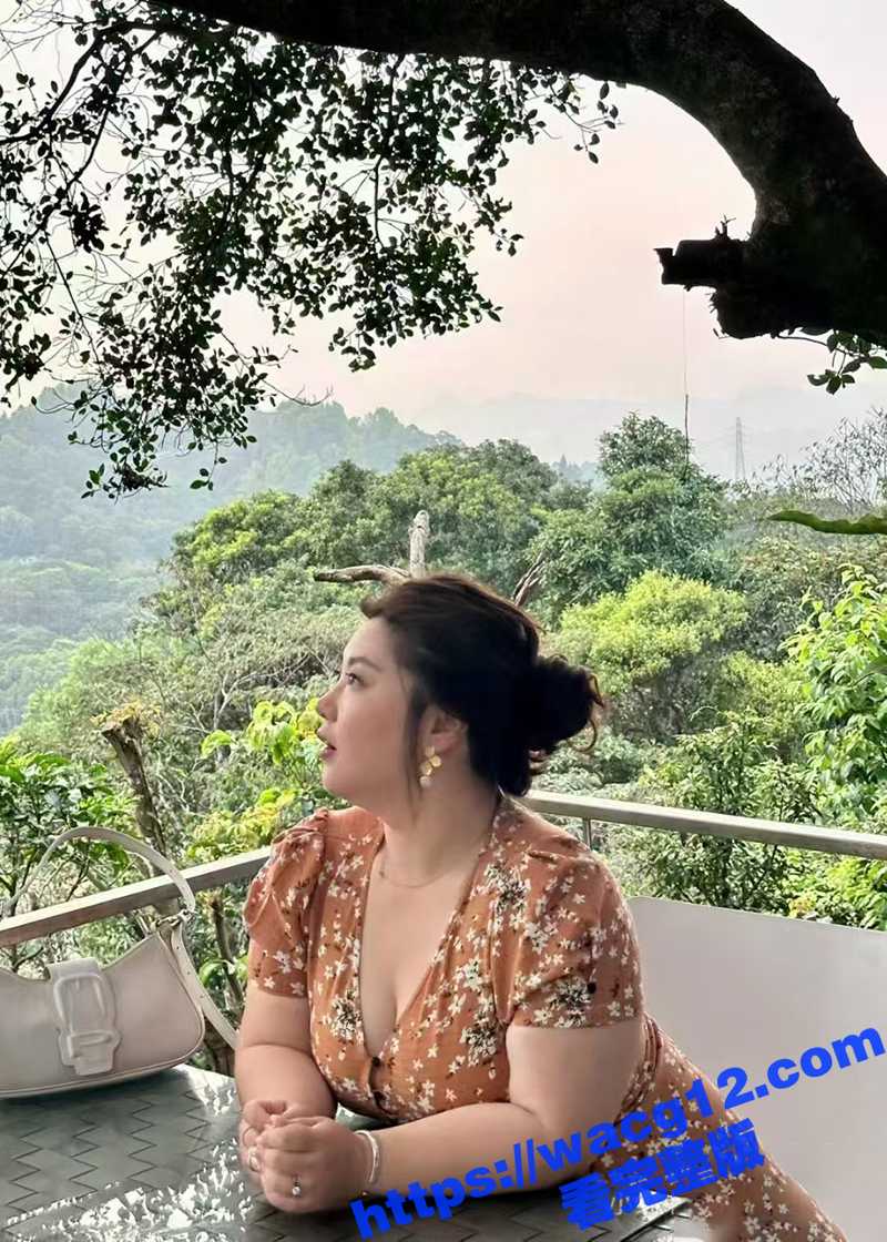 爆乳熟女户外野战 趴相关图片