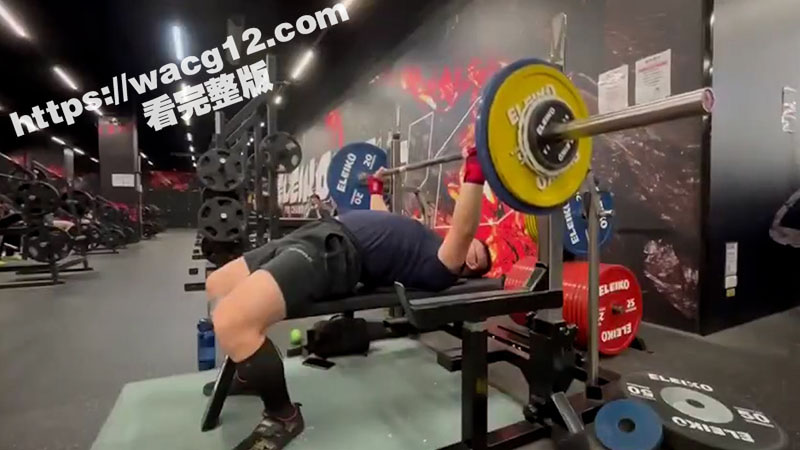 震惊 某健身房视频传疯了 壮汉在健身时候造百斤杠铃压喉50秒无人问津帮忙 不知道后面还有救吗