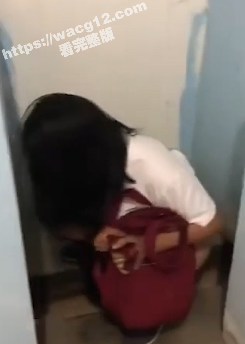 爆坑闺蜜大型社死现场！拍闺蜜放尿再上传网络 中国好闺蜜背刺直击！