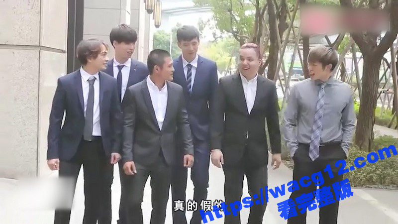 饥渴美女秘书办公室自慰被同事发现 随后一女战六男 轮流干操内射秘书享受高潮！