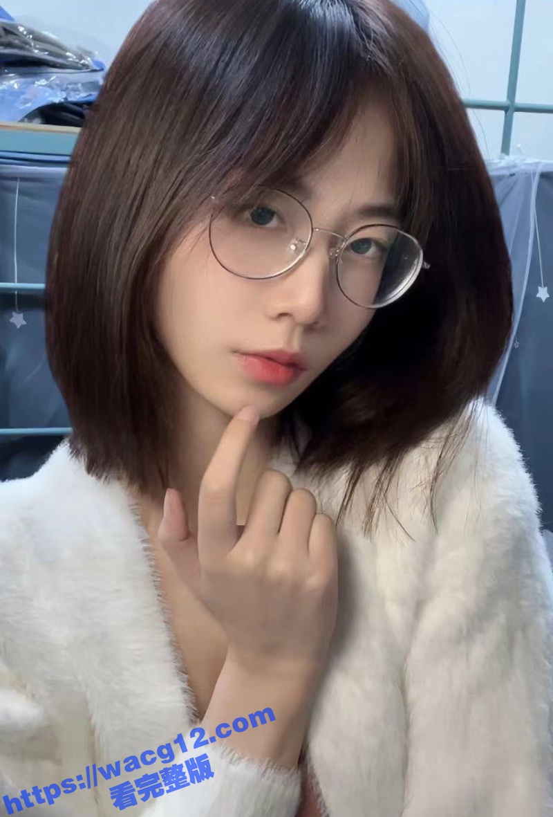 反差眼镜妹被大屌男友狂怼 舔穴含棒高潮连连 无套狂顶内射 蜜桃臀后入真绝了！