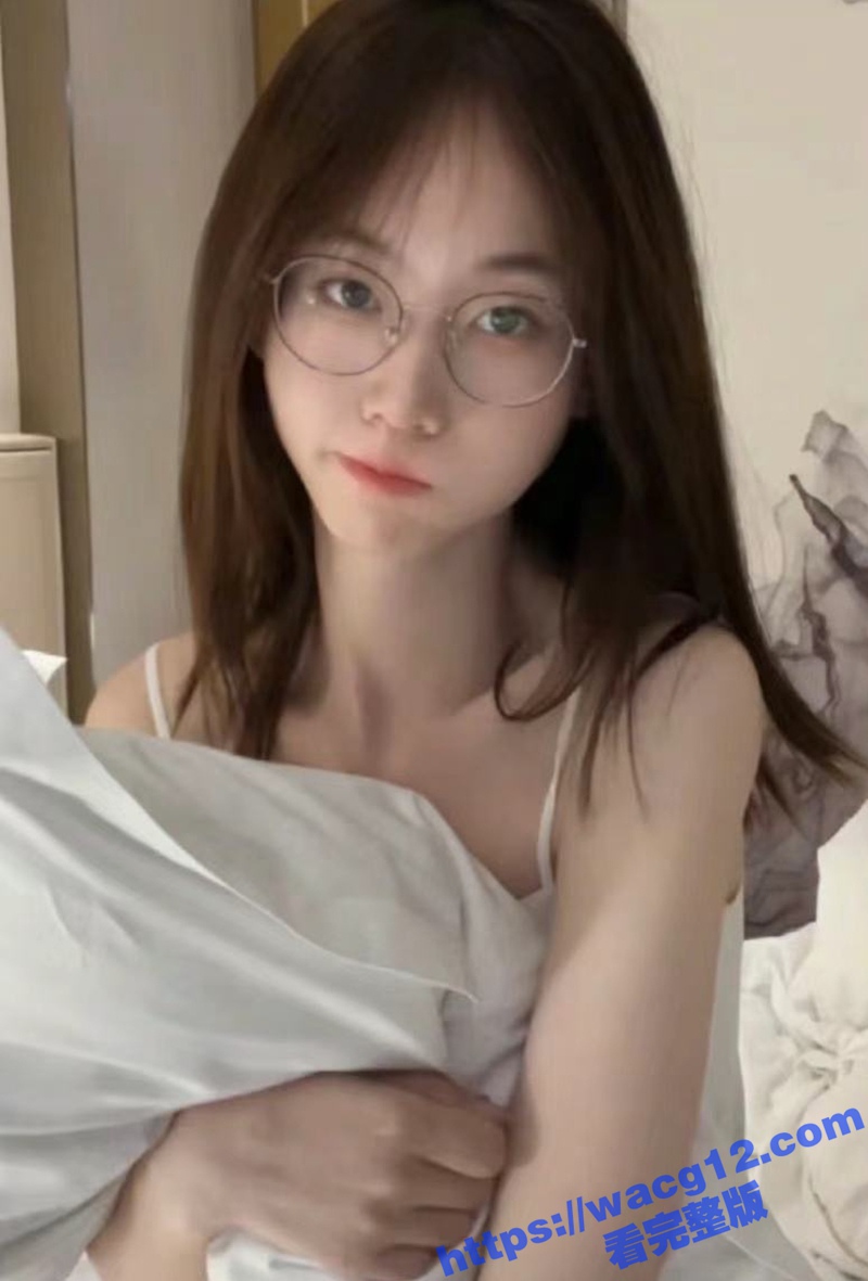 反差眼镜妹被大屌男友相关图片