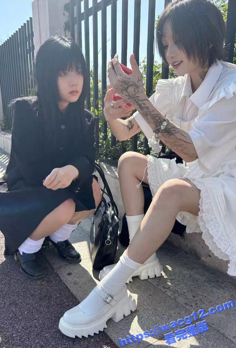女同啪啪自拍 瑜伽裤美女 被女友穿假阳具 后入狂干粉色嫩穴 高潮喷水 裤子都湿透了！