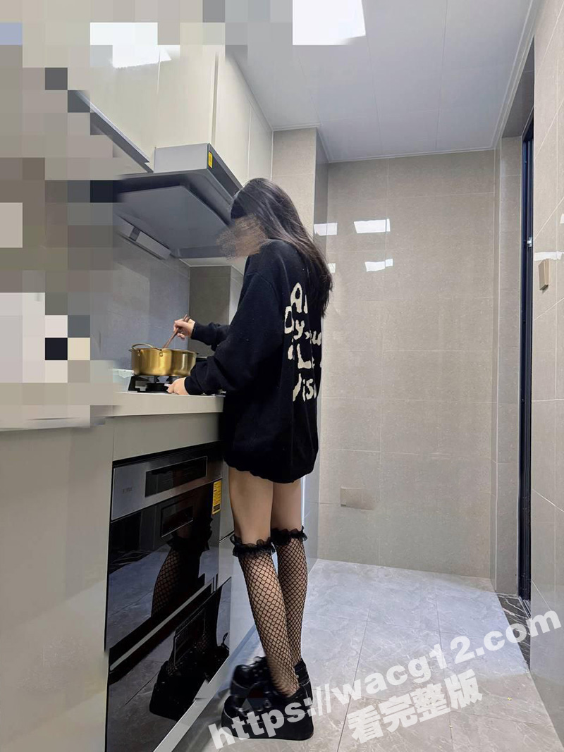 亲兄妹在家里乱伦 妹妹还在打电话做饭 哥哥提着坚硬的鸡儿直插妹妹小穴 直接被按餐桌上爆操不止